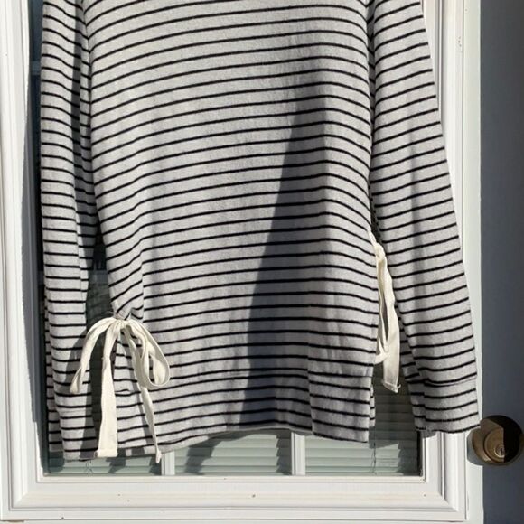 Take 50% OFF- Poofw Black&White Women’s Sweater, Size-L - Picture 3 of 7